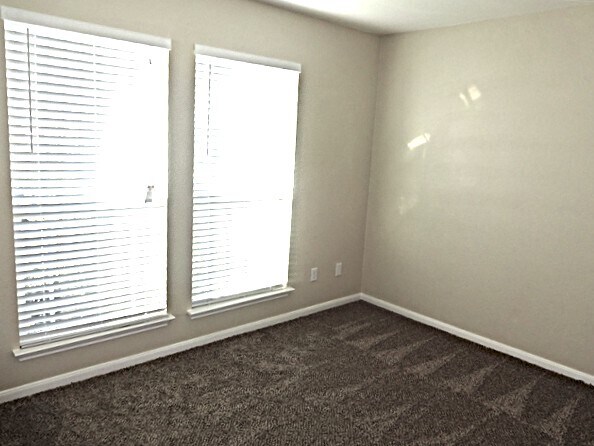 Building Photo - 135 Voyager Cv