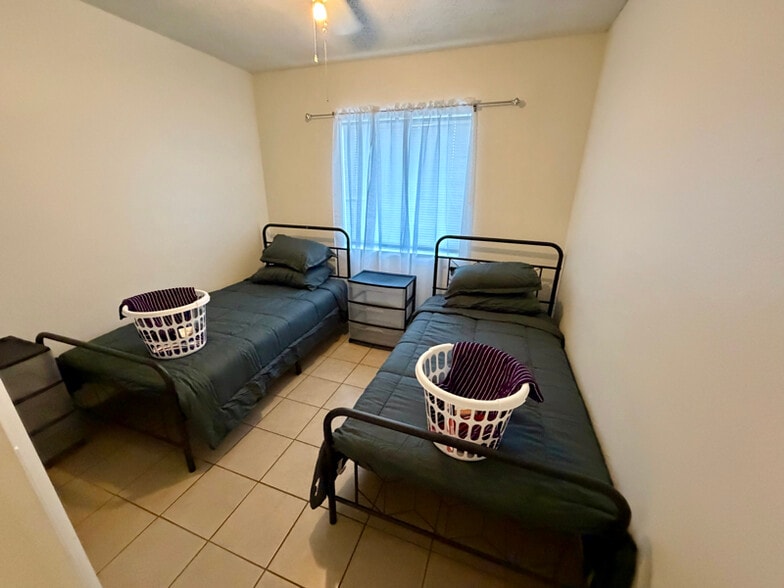 Building Photo - 8119 W Glenrosa Ave