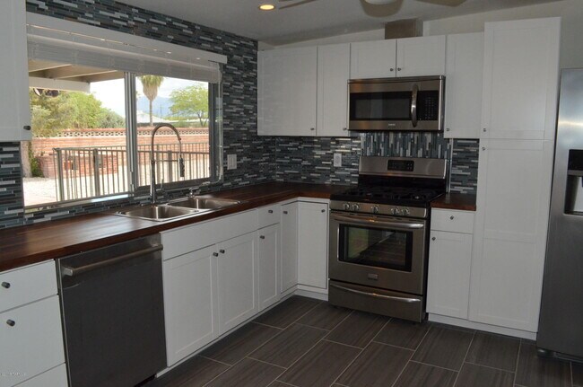 Building Photo - 614 N Medford Dr