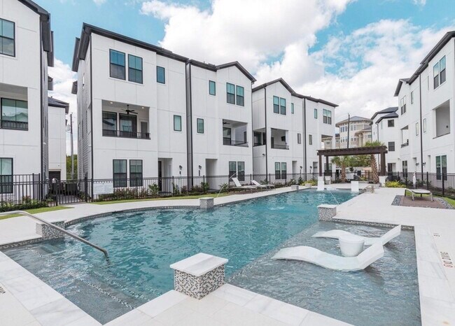Building Photo - 2804 Grand Fountains Dr