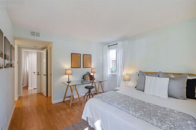 Building Photo - Resort Style Oakland Condo with Private Terrace