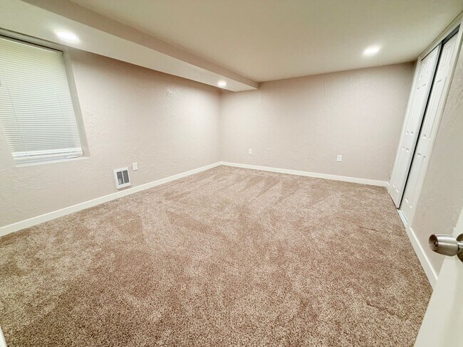 Building Photo - 921 4th Ave N