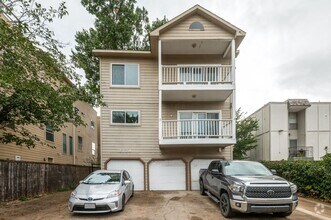 Building Photo - Delightful 2-Bed, 1.5 Bath in Prime Dallas...