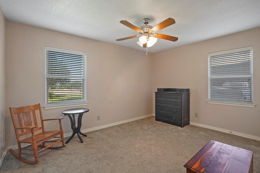 Building Photo - 205 Teeter Dr