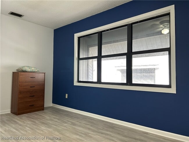 Building Photo - 2016 Lakeview Dr