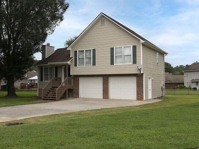 Building Photo - 16 Huntcliff Dr