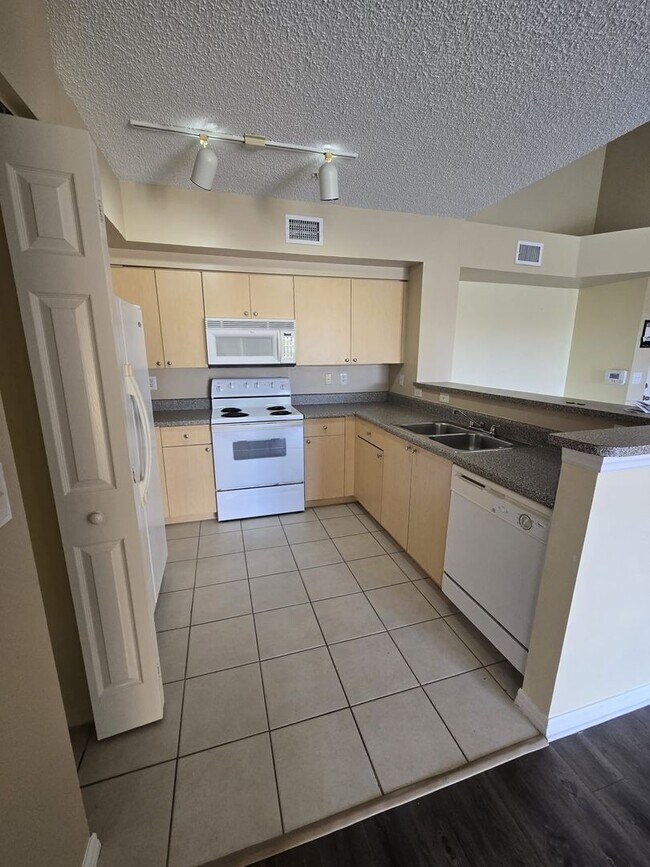 Building Photo - RESORT STYLE, BEAUTIFUL 2 BEDROOM AND 2 BATHROOMS ON THE TOP FLOOR