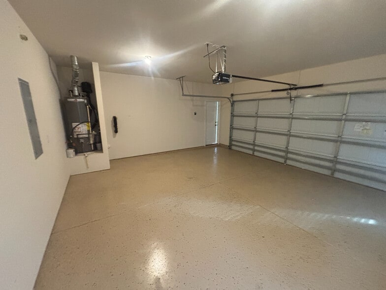 Building Photo - Room in House on Hedge Maple Dr