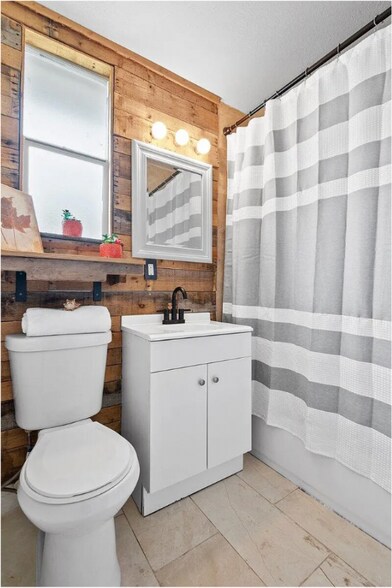 Building Photo - 3421 Pinewood Ave