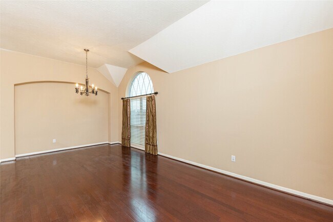 Building Photo - 2201 Signal Hill Dr