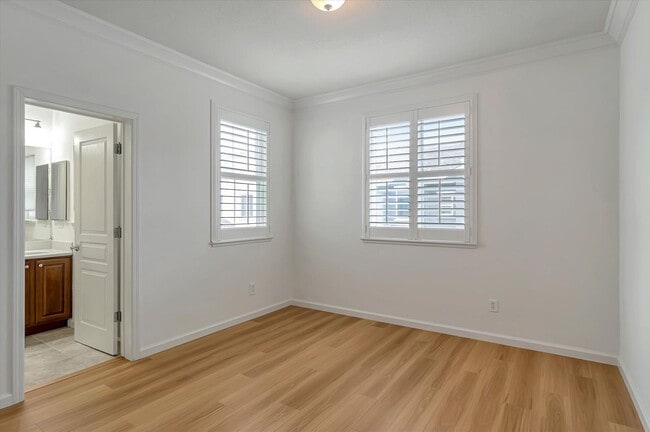 Building Photo - Gorgeous 2 Bedroom 2.5 Bathroom Townhome - Incredible Location