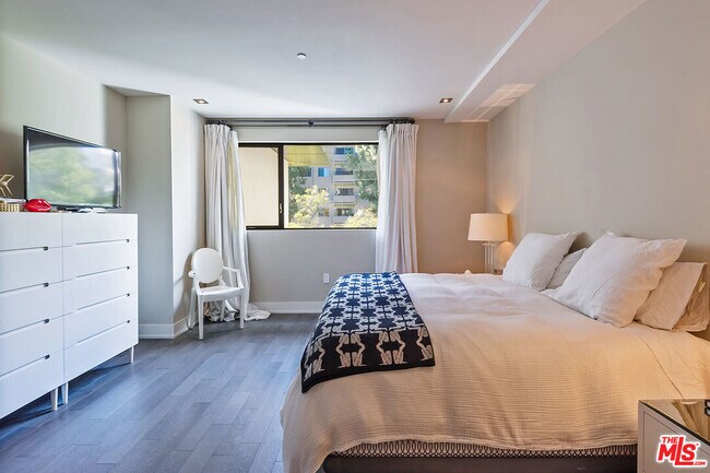 Building Photo - 432 N Oakhurst Dr