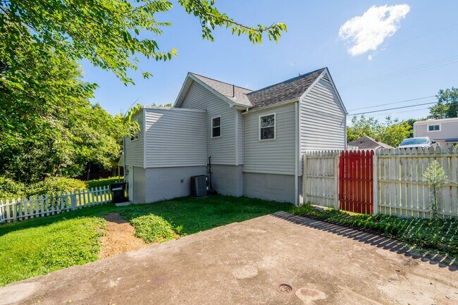 Building Photo - AVAILABLE NOW, DON'T MISS THIS UPDATED 3 B...