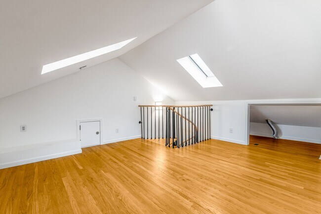 Building Photo - Noe Valley: Top Floor 2 bed 1 ba Condo w/ Finished Attic, Tandem Parking, W/D In-Unit, and Shared...