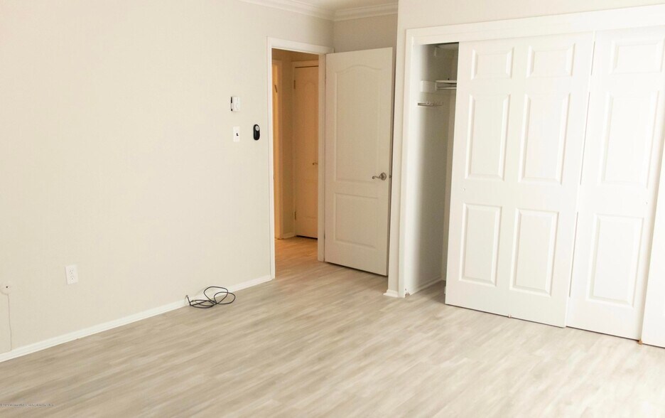 Building Photo - 107 Amberly Dr