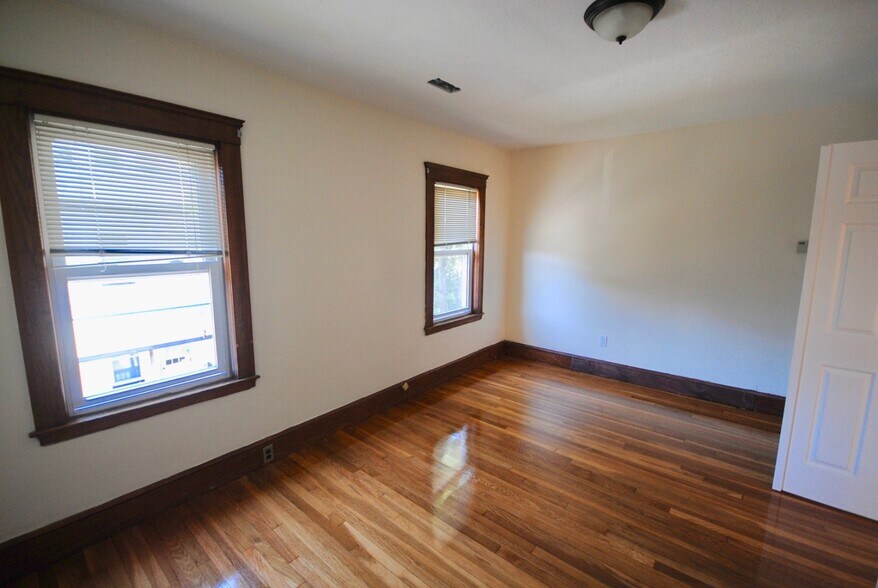 Building Photo - 15 Taylor St