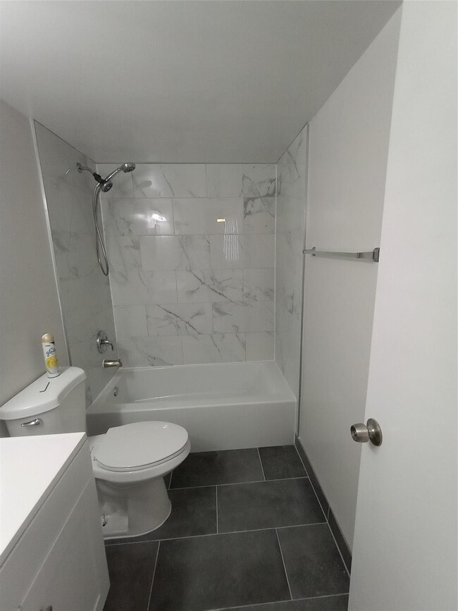 Building Photo - 2771 Riverside Dr