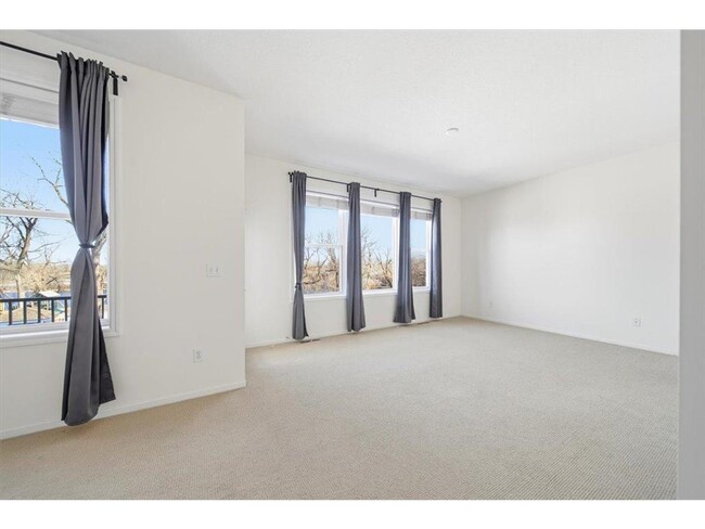 Building Photo - 325 W River Pkwy