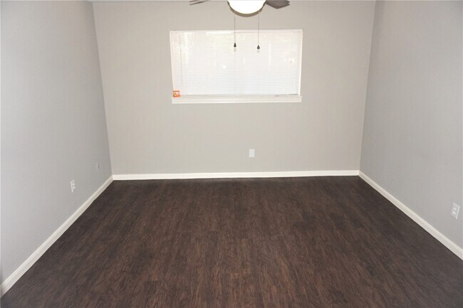 Building Photo - 2727 Tinechester Dr