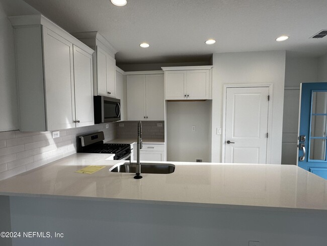 Building Photo - 315 Brandon Lks Dr