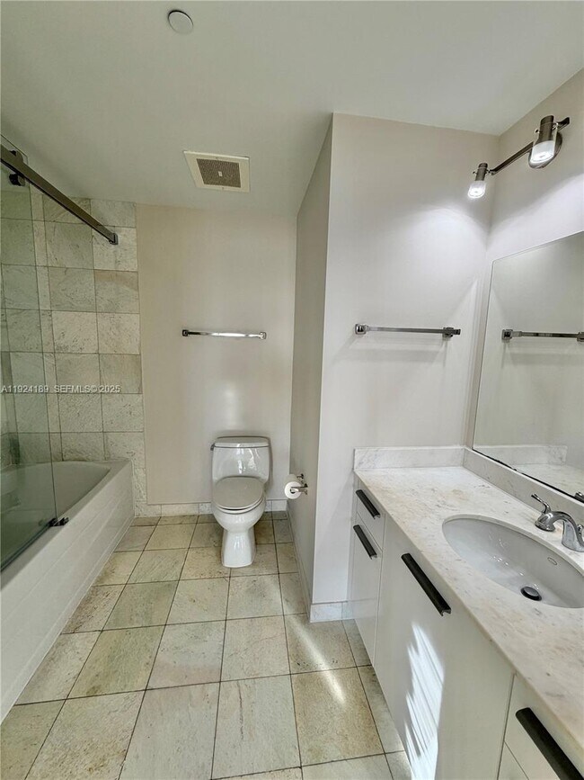 Building Photo - 1060 Brickell Ave