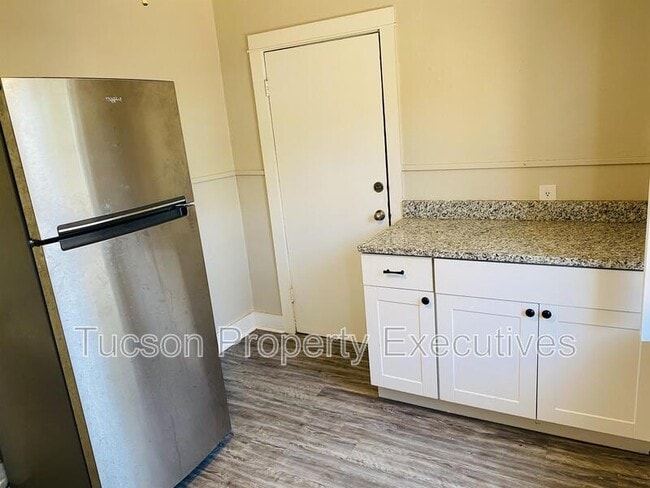 Building Photo - 2632 N Stone Ave