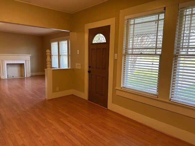 Building Photo - 521 E Charnwood St