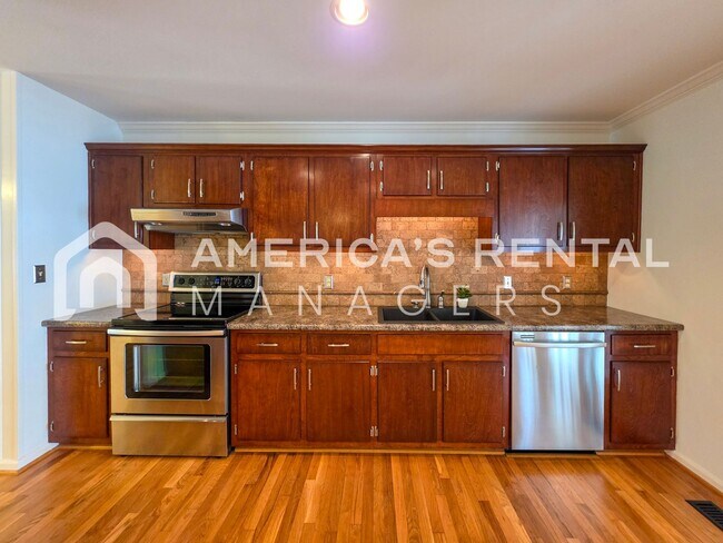 Building Photo - Newly Renovated and Ready for Move In!