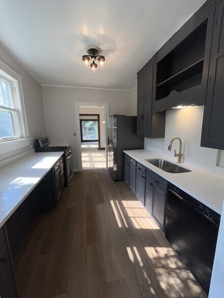 Building Photo - 811 N Dequincy St