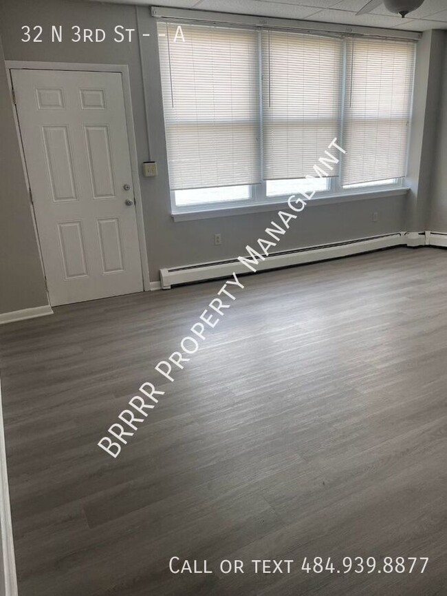 Building Photo - Spacious 1 bedroom 1st floor apartment