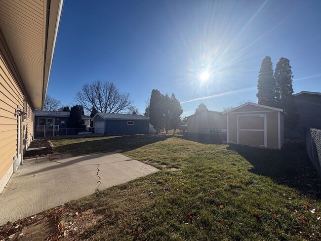 Building Photo - 3 bedroom 2 bathroom house