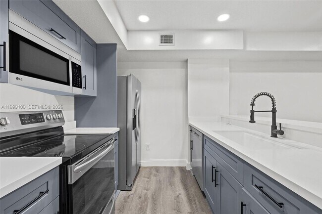 Building Photo - 470 S Park Rd