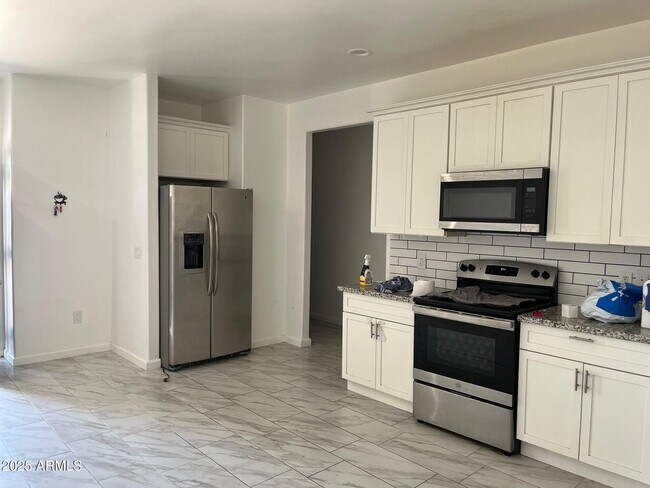 Building Photo - 545 W Ocotillo St