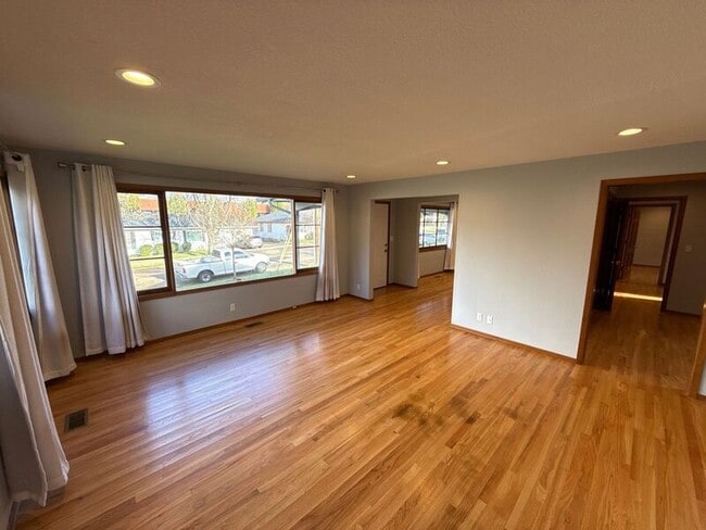 Building Photo - 610 Liberty St SE