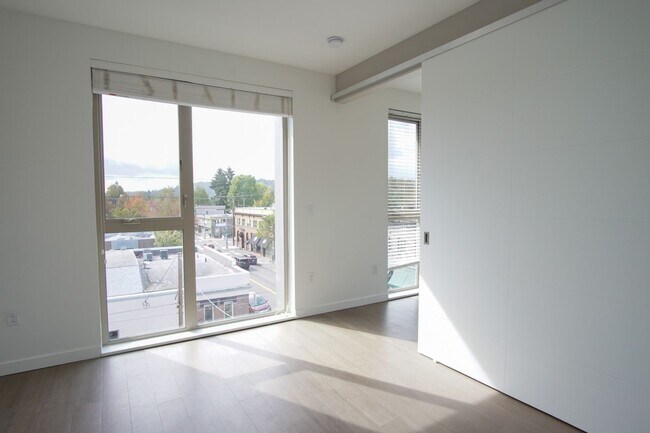 Building Photo - Fabulous Top Floor Sellwood 1-Bedroom with Condo-Grade Finishes!