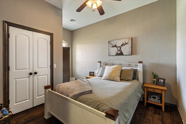 Building Photo - 8398 SW Sun Valley Dr