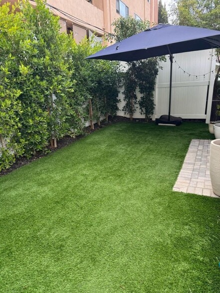 Primary Photo - 1120 S Barrington Ave