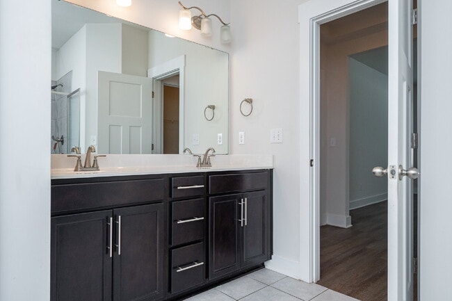 Building Photo - Modern 3BR/2.5BA Townhome with Main-Level Suite and Loft, located in a Prime Taylors Location!