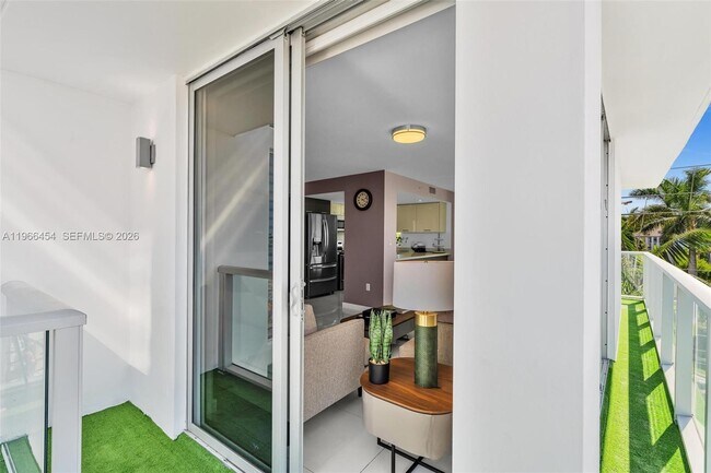 Building Photo - 9901 E Bay Harbor Dr