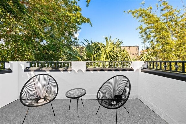 Building Photo - 122 NE 16th Terrace