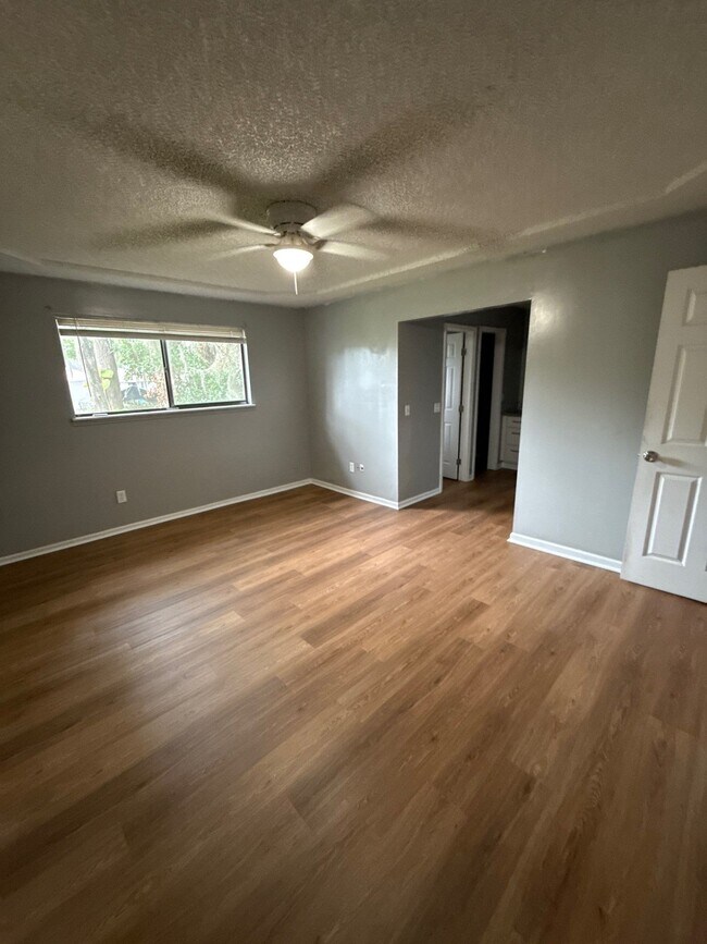 Building Photo - 1594 Twin Oak Dr E