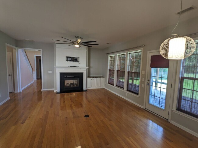 Building Photo - Spacious 5-Bedroom, 3-Bath Home with Excep...