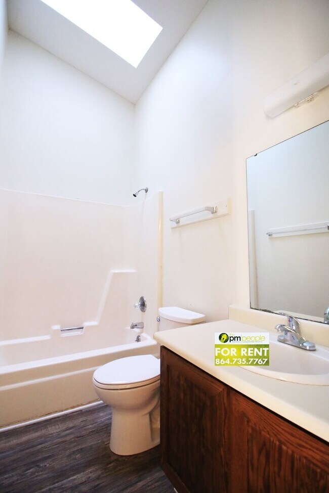 Building Photo - Convenient location