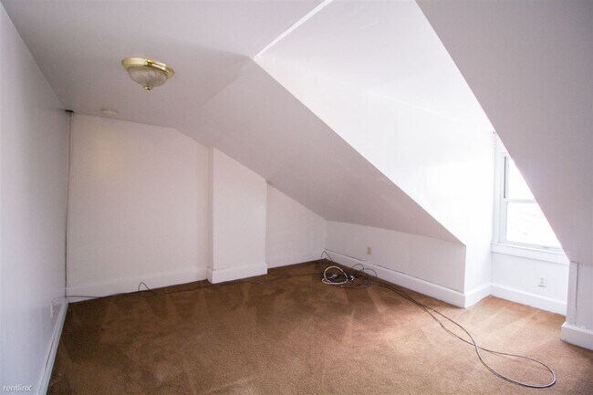 Building Photo - 3 br, 1 bath House - Uptown close To Point...
