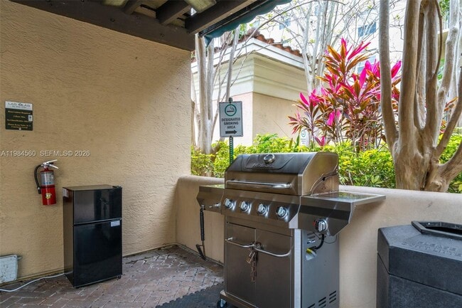 Building Photo - 520 SE 5 Ave