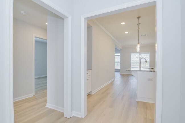 Building Photo - Like New Home - 4 Bed 3 Bath
