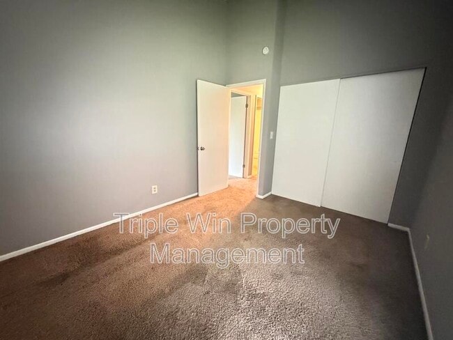 Building Photo - 2450 Jenkee Dr