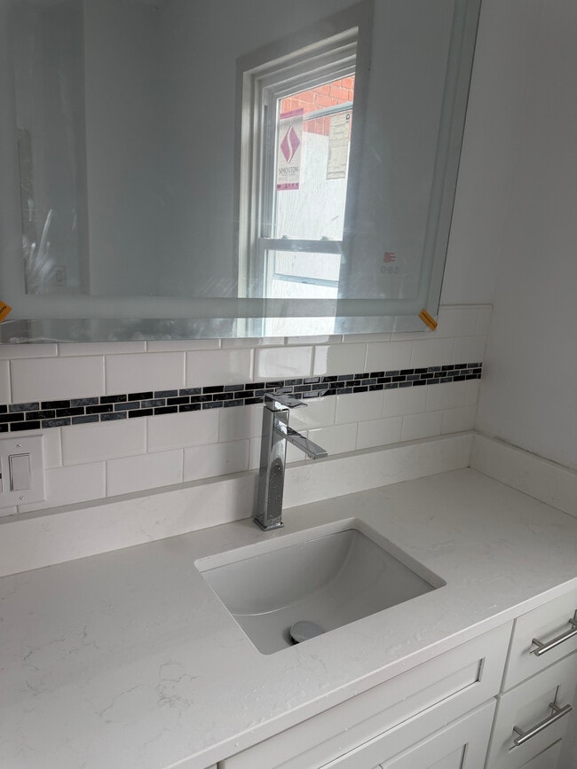 Building Photo - 46 Gesler St