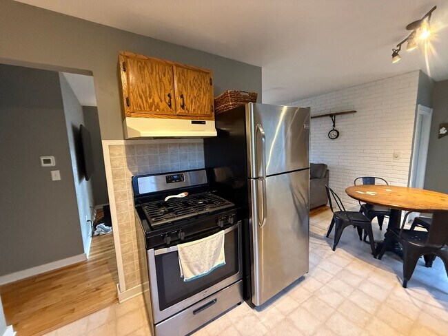 Building Photo - 3-Bedroom, 1-Bath Home for Rent – Lowell