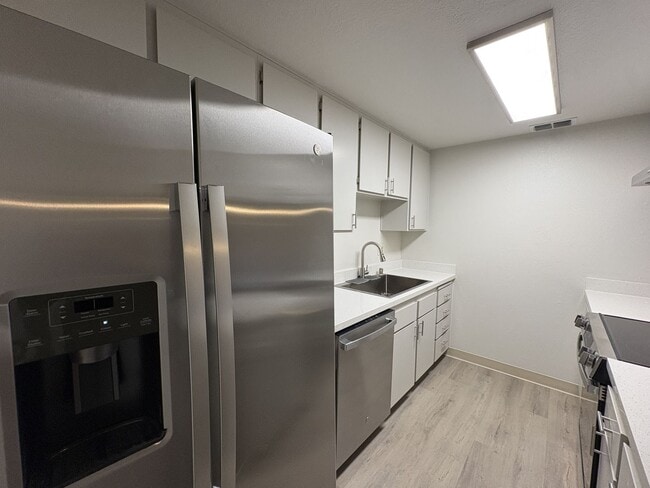 Building Photo - Wonderful 2bd/2ba Fair Oaks Duplex with Garage